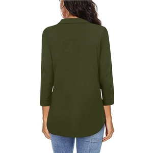 Vista posterior de elegante blusa de gasa verde oscuro con cuello en V y dobladillo curvo