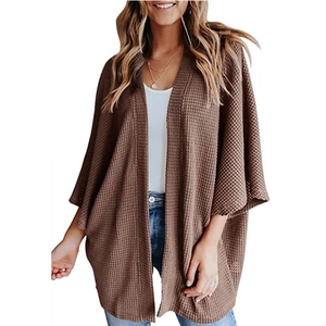 Details des braunen Strick-Cardigans mit Waffelmuster und Fledermausärmeln