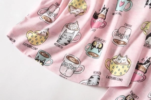 Detail van roze gebreid katoen met schattige katten- en koffie-cartoonprints