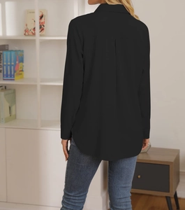 Dettaglio della camicia nera da donna con piega posteriore e orlo curvo asimmetrico