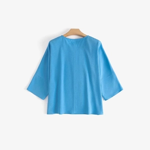 Top da donna celeste con scollo rotondo, maniche a tre quarti e tessuto strutturato