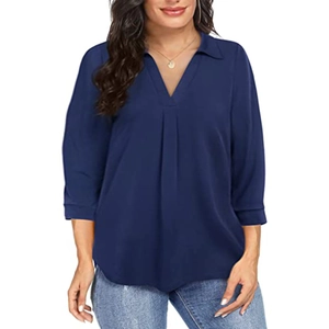 Dettaglio della camicetta in chiffon blu navy con scollo a V pieghettato e maniche 3/4