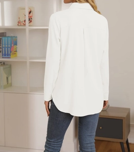Vista posteriore di una camicia bianca a maniche lunghe con piega sulla schiena