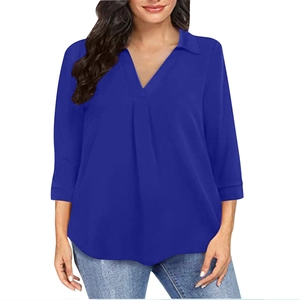 Camicetta in chiffon blu reale con scollo a V, maniche a 3/4 e pieghe su sfondo bianco