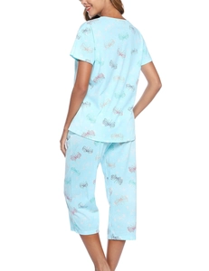Achteraanzicht van lichtblauwe dames pyjama set met vlinderprint en driekwart broek