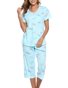Detail van de blauwe pyjama met V-hals en korte broek met kleurrijke vlinderprints