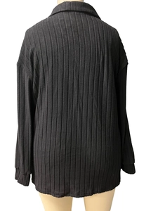 Dettaglio della trama in maglia a coste nera e design posteriore della maglia a maniche lunghe