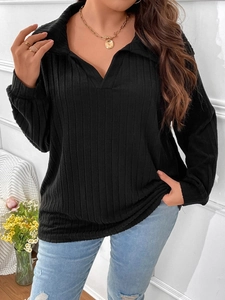 Dettaglio della maglia nera a coste con scollo a V e maniche lunghe per un look casual