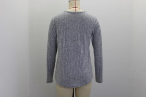 Vista trasera de la camiseta gris de punto acanalado con manga larga y cuello redondo