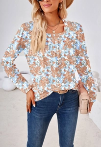 Detalle de la blusa bohemia floral con escote cuadrado y textura de estampado paisley