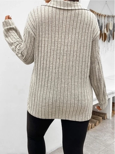Vista posteriore di una maglia in maglia a coste larga con colletto polo grigio