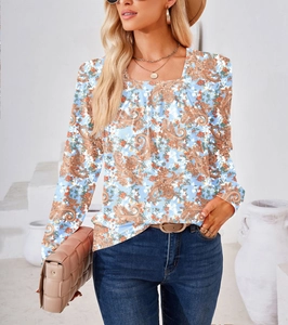 Detalle del escote cuadrado con pliegues en una blusa azul con estampado paisley