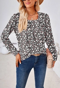 Detalle del escote cuadrado y el estampado floral plisado en la blusa de mujer