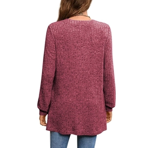 Vista posteriore di una tunica in maglia rosso scuro a maniche lunghe con texture a coste