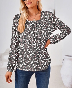 Detalle de cuello cuadrado y pliegues en el top floral de manga larga para mujer