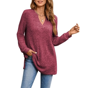 Maglia in maglia a coste bordeaux melange con scollo a V e spacco laterale moda