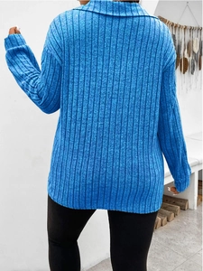 Dettaglio posteriore della maglia a coste blu reale con maniche lunghe e colletto a polo