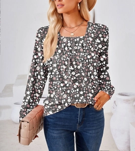 Detalle de blusa floral de manga larga con escote cuadrado y texturas plisadas finas