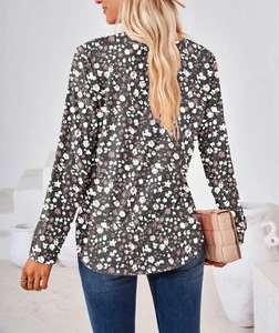 Vista trasera de una blusa de manga larga con estampado floral y cuello cuadrado
