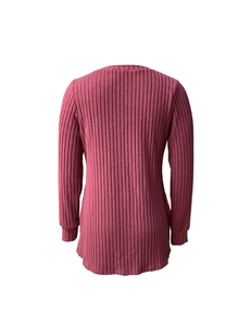 Vista dettagliata del retro della maglia a maniche lunghe magenta con trama a costine verticali