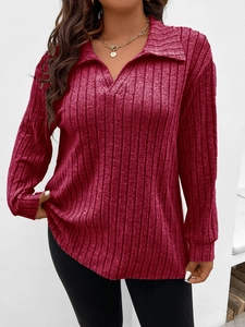 Dettaglio di maglia a coste bordeaux a maniche lunghe con colletto polo e scollo a V