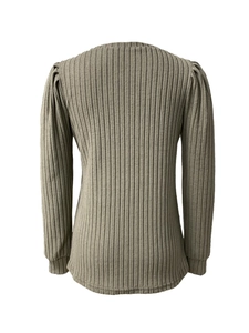Détails dos du pull en maille côtelée vert olive avec manches bouffantes et ourlet arrondi