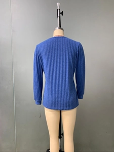 Vue arrière du haut en maille bleue à manches longues avec texture côtelée sur un mannequin