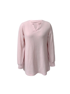 Dettaglio maglia rosa a maniche lunghe in maglia a coste con scollo a V e polsini elastici