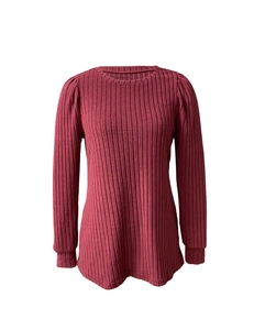 Détail du pull en maille côtelée rouge foncé avec manches bouffantes et texture
