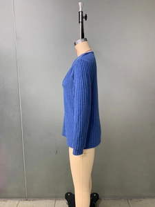 Vue latérale du pull en maille côtelée bleu foncé avec col en V sur un mannequin de couture