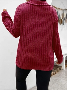 Vista posteriore di un maglione bordeaux in maglia a costine con collo alto e morbido