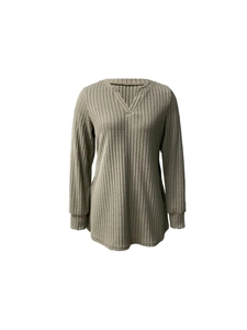 Dettaglio della maglia a costine verde militare a maniche lunghe con scollo a V intagliato