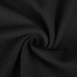 Detailansicht der schwarzen Waffelstrick-Stoffstruktur mit Wabenmuster-Textur