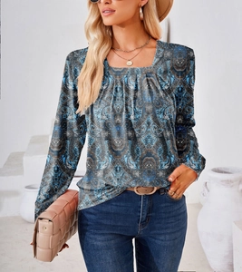 Detalle del escote cuadrado y los pliegues con estampado paisley en la blusa de manga larga