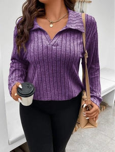 Dettaglio polo a maniche lunghe in maglia a coste viola intenso con scollo a V