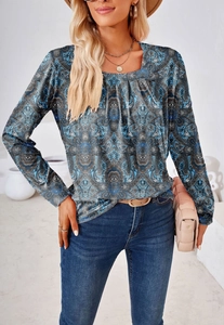 Detalle del escote cuadrado con pliegues y estampado paisley vintage en la blusa larga