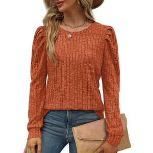 Détail du col rond et des manches bouffantes de ce pull en maille côtelée rouge