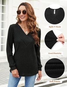 Détail de la texture en maille côtelée et du col en V élastique de ce pull décontracté noir