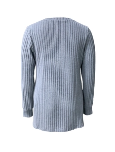 Dettaglio della maglia a coste su una tunica casual azzurra a maniche lunghe con spacchi