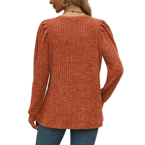 Vue arrière du haut en maille côtelée orange caramel avec manches bouffantes et col rond
