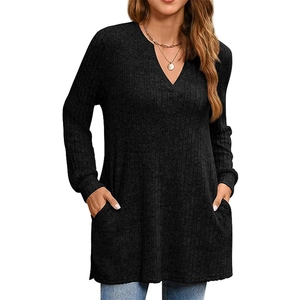 Dettaglio maglia nera a coste da donna con pratiche tasche laterali e scollo a V profondo