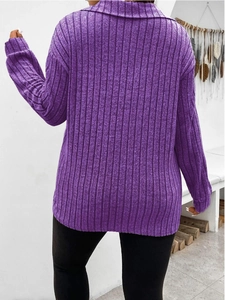 Vista posteriore di una maglia viola a maniche lunghe con scollo a V e trama a coste verticali