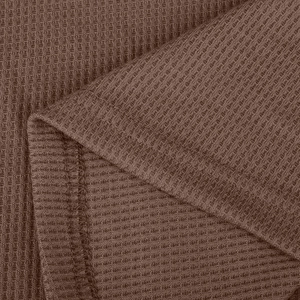 Detailansicht der braunen Waffelstrick-Textur mit hochwertigen Nähten und weichem Material
