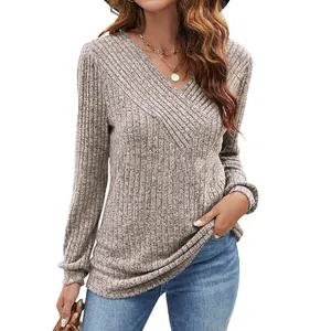 Détail du sweat-shirt col V avoine montrant la maille côtelée et l'encolure croisée