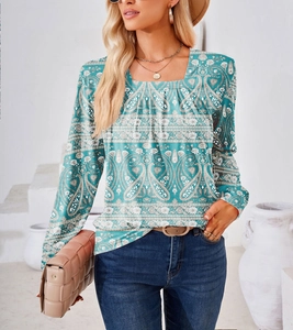 Detalle del escote cuadrado y estampado de cachemira en blusa de manga larga verde azul