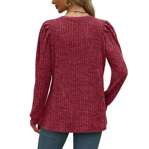 Vue arrière du haut en tricot bordeaux avec manches bouffantes et texture côtelée