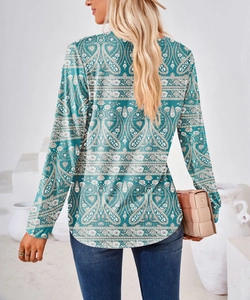 Vista trasera de una blusa holgada de manga larga con estampado paisley y dobladillo curvo