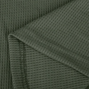 Makroaufnahme von armeegrünem Waffelstrickstoff mit präziser Doppelnaht-Verarbeitung