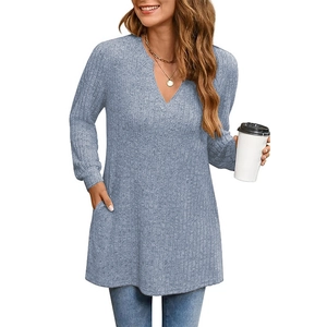Maglione in maglia a costine da donna blu nebbia con maniche lunghe e tasche laterali