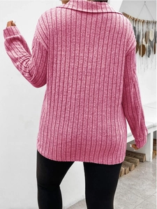 Vista posteriore di un maglione rosa a coste con colletto a polo e vestibilità ampia e casual